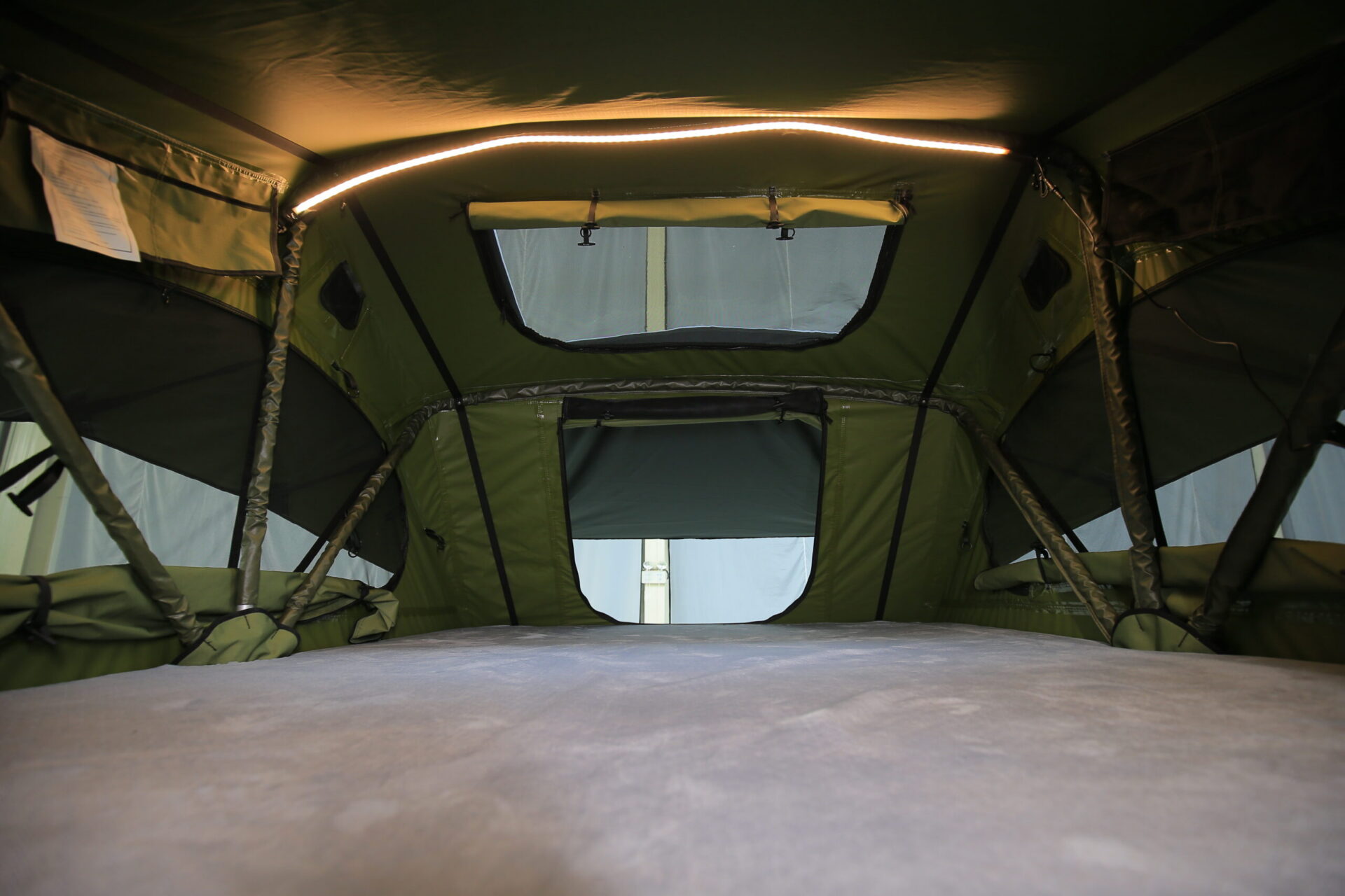FjallVila-UppLov-daktent-groen-binnenkant-scaled.jpg FjällVila UppLöv 190L mjukskals taktält 4+ personen khaki-green