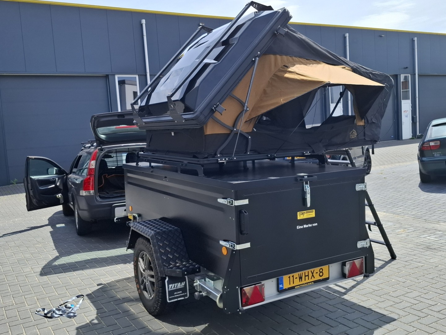 daktent-op-aanhange.jpg FjällVila UppVärme hybrid taktält - Middle Buff